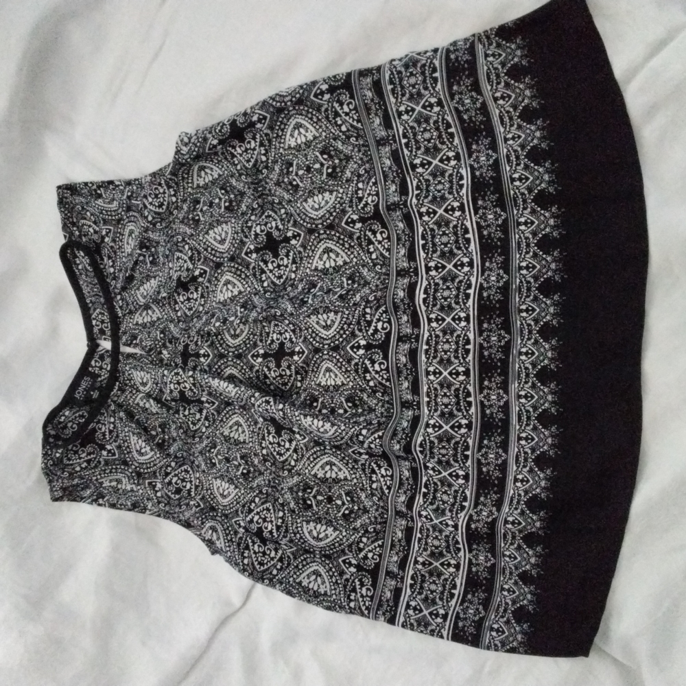 Jones New York sleeveless blouse, black and white, size 6